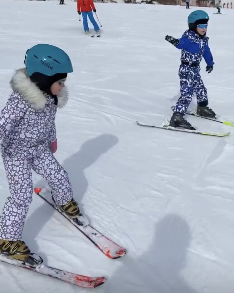 Дети Аллы и Максима осваивает лыжи. Источник фото: instagram 