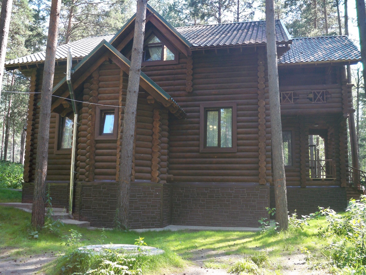 домик на базе отдыха, выполненный из кедра