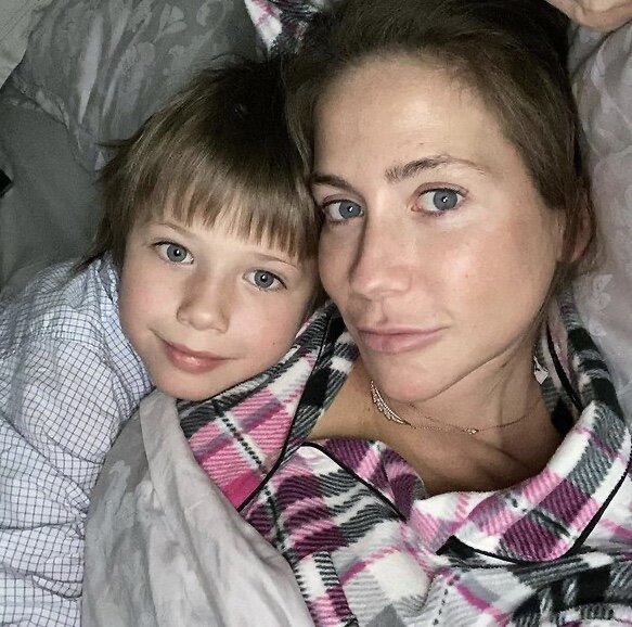 Юлия Барановская — счастливая мама троих детей. И если старшие, сын Артём и дочка Яна, уже подростки и избегают маминых нежностей, то младший ребёнок ведущей ещё очень нуждается в маминых объятиях. Сегодня Юлия показала, как выглядит её идеальное утро. Она запечатлела трогательный момент с Аршавиным-младшим, который пришёл к ней, едва она открыла глаза. «Люблю», — призналась Барановская в любви своему сыну Арсению.

Стоит отметить, что Юлия по утрам выглядит гораздо лучше многих своих ровесниц. Ведущая Первого канала соблюдает правила ухода за кожей, поэтому спит без косметики на лице. В таком уютном виде: в пижаме и без макияжа Барановскую обычно видят только самые близкие люди.

Юлия, кстати, недавно рассказала 7Дней.ru, что дети уже детально спланировали её свадьбу. Барановская не рассказывает, что сейчас происходит в её личной жизни, но обещает: если соберется замуж, то обязательно обо всём расскажет. Пока, судя по всему, у ведущей нет на примете мужчины, с которым она хотела бы связать свою жизнь. Однако это не мешает детям ведущей обсуждать будущее замужество мамы, о котором они все очень мечтают. Дочка Барановской, к слову, уверена, что у неё будет влиятельный и состоятельный отчим.