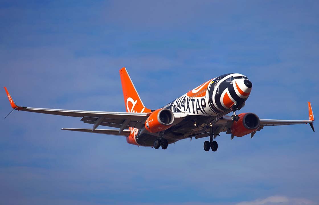 Boeing 737-700 в ливрее ФК "Шактер Донецк"