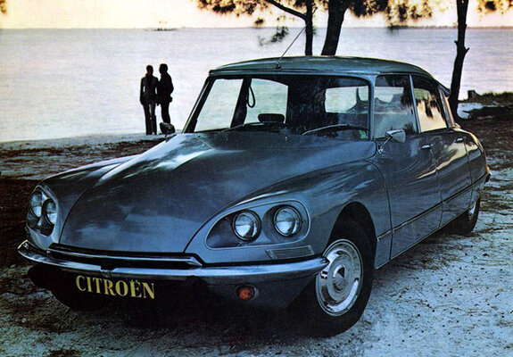 Сitroen DS 1969 года с открытыми фарами. Фото взято с ресурса https://www.favcars.com/