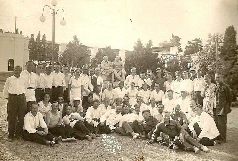 Отдыхающие на фоне "Чайки". 1940 год.