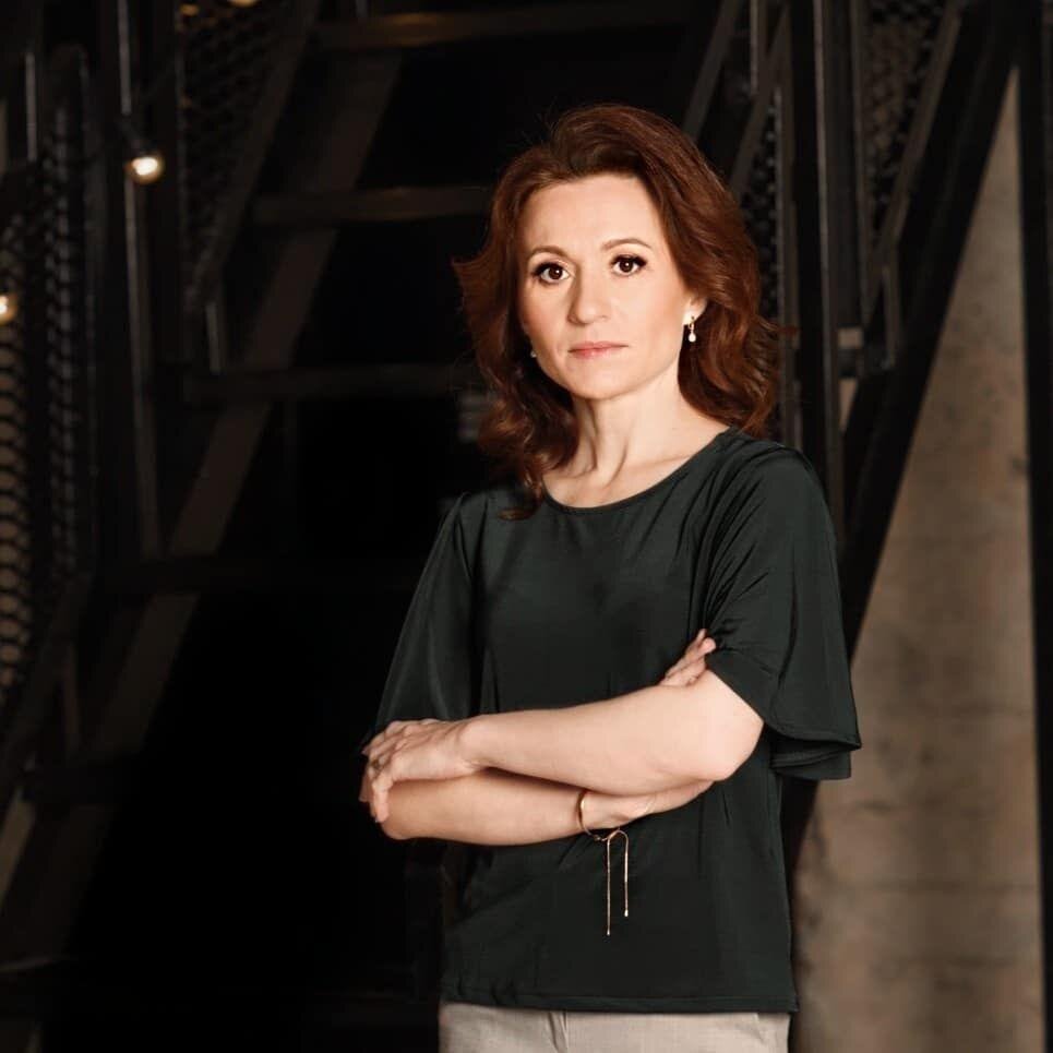 Москва становится все более свободной от пешеходов и машин, в метро час пик теперь не такой уж и «пик» (можно встать, где хочется, а не где есть кусочек пространства). Субботним или воскресным утром можно снимать сцены о вымерших городах или о Москве 70-х, когда машины были либо у счастливчиков, либо у чиновников, занимающих должности.  
Работа на удаленном доступе распространяется на регионы, в которых численность и плотность населения намного меньше, чем в городах федерального значения. Людей, проводящих время в домашних условиях все больше. Крайне редко слышу негативные отзывы о вынужденном пребывании дома. Либо люди с интересом тестируют новое состояние, либо полностью погружаются в сложившуюся ситуацию, когда приходится разрываться между рабочими задачами и детьми (школьное онлайн обучение с тестами и прочими пока плохо работающими нововведениями удаленного доступа больше занимают родителей, чем детей). 

Для одних дом – это райское местечко, а для других – невыносимость бытия. В натальной карте собственная недвижимость и домашняя атмосфера располагается в 4 доме. Кроме того, 4 дом обозначает еще и родительскую семью. Если натив живет на автопилоте, придерживаясь простых правил выживания, то вероятность, что домашний уклад и атмосфера в собственной семье похожа на родительскую, очень высокая. 
Когда дублируется сценарий взаимной поддержки, заботы и уважения границ членов семьи – слишком идеально, чтобы что-то менять. В случае, если атмосфера давления, напряжения и отсутствия понимания в родительской семье преобладает, можно оставить данный сценарий и в собственной семье, но есть вариант попробовать другой подход и минусы превратить в плюсы. 

Фон, который будет преобладать в доме, зависит от знака куспида. Управитель дома (планета, владеющая знаком, в котором находится куспид) может быть аспектирован планетами, а значит, они тоже будут влиять и преображать фоновую атмосферу в жилье. 

Опишу общие показатели (именно общие, поскольку не учтены планеты, аспектирующие управитель дома, и планеты, стоящие в доме, об этом в другой статье):

✔️ в Овне – активность и действия, нужно что-то периодически делать чтобы реализовать огненный потенциал, например, переставлять мебель, жечь свечи, готовить на гриле, разделка мяса тоже подойдет. При нереализованном овновском принципе может незаметно накапливаться раздражение, которое будет находить выход в скандалах или травмах в домашней обстановке (обжечься или порезаться обычное дело);

✔️ в Тельце / Весах – предполагает тесную связь с родственниками, в том числе через финансовую поддержку (если на дом сходятся оппозиции и квадратуры, понятно, что ничего подобного не будет), недвижимость требует эстетического подхода в дизайне (слово «дизайн» при описании ремонта уже будет сигналить о подходе с точки зрения красоты, и даже стены будут покрашены не в светло-оранжевый, а в бархатный оттенок оранжево-красно-желтого цвета рассвета). Весовский куспид будет голосовать за более легкие, основанные на коммуникации, отношения в семье. Тельцовский куспид предпочтет материальный комфорт;

✔️ в Близнецах / Деве – общение с соседями, членами семьи, налаженная коммуникация, возможность периодически из дома уезжать, находиться в учебном процессе (например, онлайн курсы, когда и преподавателя слушаешь, и дома сидишь), иметь и читать книги, рациональность в отношениях – это основные темы такого куспида 4 дома. Близнецовский будет больше проявляться через общение, обмен информацией, а девий – через упорядоченность домашних обязанностей, распределенность ролей;

✔️ в Раке – атмосфера заботы, адаптации помещения под свои нужды, где тепло и уют преобладают. В квартире может быть много доставшихся по наследству вещей (от милых безделушек, до буфета и чайного сервиза, живущего в семье с царских времен). Иногда может накатывать ностальгия по детству, но пара фотографий из детства спасет положение. 

Вторую часть опишу в следующей статье, поскольку формат Instagram не приемлет большого информационного потока. До пятницы тема не утратит своей актуальности, не удастся миру так быстро избавиться от самоизоляции и дистанционной работы (очень сильно пахнет от этих слов двенадцатым полем и Нептуном).