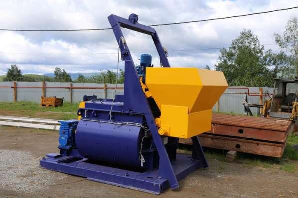 Двух вальный бетоносмеситель серии БП-2Г-200  Многочисленные преимущества двухвального бетоносмесителя свидетельствуют о том, что он является идеальной машиной для производства бетонных смесей. Это оптимальный выбор по производительности и надёжности для растворо-бетонного узла. Как это работает? 
Двухвальный бетоносмеситель состоит из стационарного барабана с располагающимися внутри двумя горизонтально расположенными валами. На валах по спирали установлены лопатки, позволяющие винтообразно транспортировать смесь вдоль вала, при этом на каждом валу в разную сторону. В конце каждого вала лопатки располагаются в противоположном направлении для передачи смеси на соседний вал. Данная конструкция заставляет смесь перемещаться кольцеобразно по смесителю, при движении винтообразно переворачиваясь вовнутрь. Это приводит к интенсивному передвижению смеси сразу в трех направлениях. Оба круга смешивания перекрещиваются в центре емкости смесителя. Там находится высокотурбулентная зона, еще больше усиливающая смешивание. Данное интенсивное перемешивание компонентов обеспечивают невероятно высокую скорость, готовность смеси по паспорту составляет 30-72 секунды! Помимо снижения времени замеса это дает экономию энергии, снижает износ смесителя в целом и обеспечивает щадящий режим для смеси. С учетом времени на загрузку компонентов и выгрузку готовой смеси — цикл составляет не более 5-7 минут. Загрузка производится скипом по направляющим. Механизм подъема снабжен тормозом для плавной работы.(если модель оснащена скиповым подъемником) Водопитание производится от водопроводной сети, возможна комплектация дозатором воды. Пусковое электрооборудование установлено в силовом шкафу. Выгрузка осуществляется через поворотную заслонку, расположенную на продольной стороне в средней части корпуса. Большая часть бетонной смеси выгружается под действием силы тяжести при открытии заслонки, остаток подается к окну выгрузки смесительными лопатками. Поэтому вероятность возникновения расслоения смеси очень мала. Поворотная заслонка оснащенная пневмо цилиндрами дает возможность производить дозированное открытие и немедленное закрытие без заклинивания. Двухвальные бетоносмесители оборудованы системой смазки подшипников и устройством равномерного распределения воды при перемешивании смеси. Броня чешуйчатого типа имеет износостойкость — более 100 000 циклов. Срок эксплуатации смесителя — более 10 лет. Порядок работы двухвального бетоносмесителя Загруженные в скип составляющие смеси подаются в бетоносмеситель при вращающихся валах. Во время перемешивания смеси подается вода в необходимом объеме. Время перемешивания смеси — от 30 секунд до 1,5 минут (в зависимости от состава смеси). Качество готовой смеси проверяется при открытии затвора бетоносмесителя. Для контроля в верхней части корпуса расположены смотровые окна. Двухвальные бетоносмесители имеют ряд модификаций (комплектаций) и дополнительных опций. Так для смесителя любого объема доступны следующие модификации увеличивающие производительность: Смеситель оснащается скиповым подъемником (или может не иметь скипа) Для механизации выгрузки смеси оснащается пневмо затвором (секторным затвором с пневмоцилиндром) Может быть дооснащен дозатором инертных (цемента, песка), дозатором воды Смеситель может быть оснащен одновременно всеми доступными опциями: скипом, пневмо затвором, дозаторами воды и цемента Каждая модель может комплектоваться эстакадой для рабочего-оператора, удобной и практичной. 
В тех случаях когда смеситель планируется установить на высоте от земли. Возможно объединение двух двухвальных бетоносмесителей в единый бетонный узел, соединенный эстакадой 