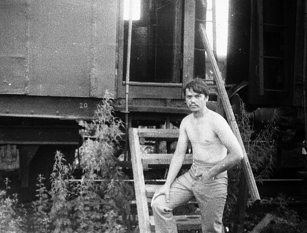 Это я на ступеньках лестницы нашего вагона - общежития. В правой половине этого вагона разместилась наша небольшая компания студентов-СДМщиков и прожила там все полтора месяца производственной практики лета 1976 года