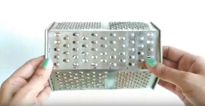 Берем проблемную терку. /Фото: youtubee.com.