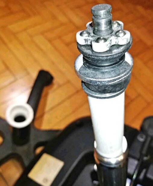   Сборка, фиксирующая газлифт на одной высоте
