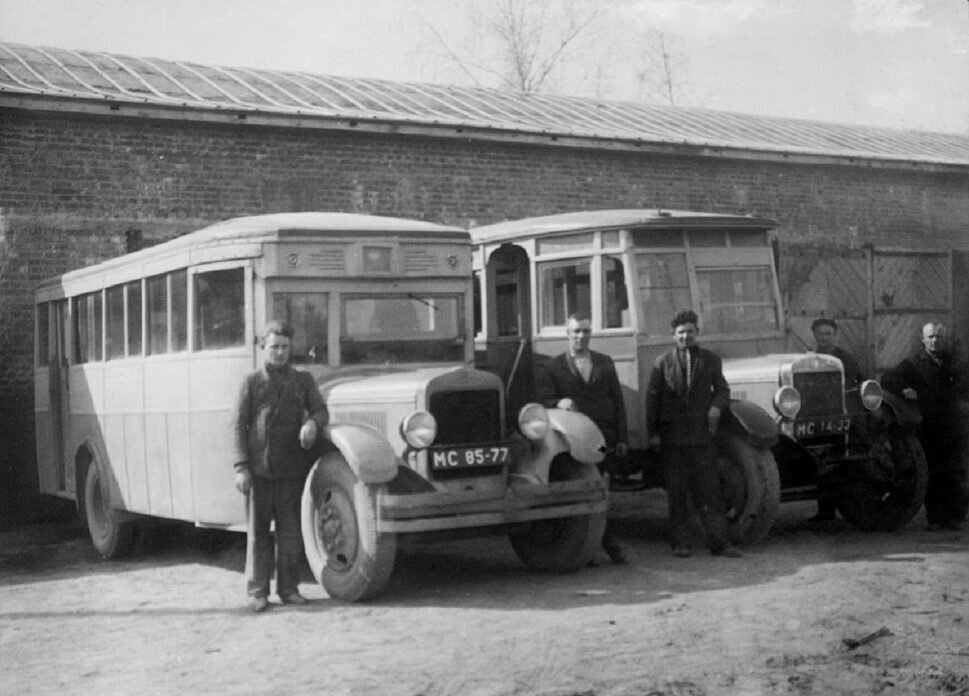 Наглядный пример (не из Сыктывкара) - автобус заводского изготовления АМО-4 и полкустарная "бурбухайка" на шасси ЗИС-5