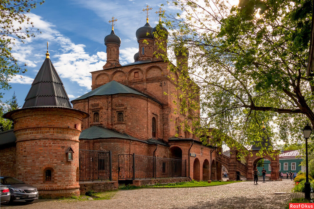 Крутицкое подворье было основано в XIII веке как резиденция епископов Сарайской и Подонской епархии Золотой орды.