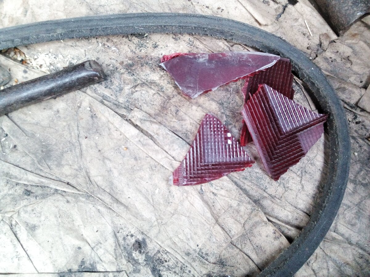 Куски разбитого фонаря. Фото из личного архива
