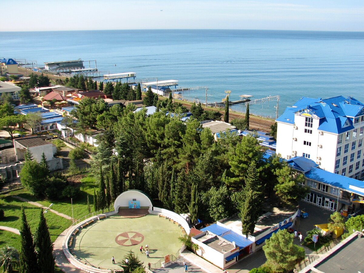 На фото видно, как близко к морю проходят железнодорожные пути. Фото автора.