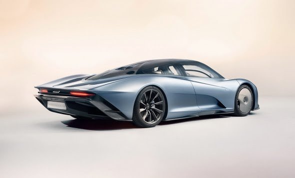 Speedtail — наследник легендарного McLaren F1. Он, как и предшественник, претендует на звание быстрейшего автомобиля планеты, а его посадочная формула выполнена по схеме 1+2. Баранка и водительское кресло расположены по центру, а позади, слева и справа, размещены еще два кресла для пассажиров. Правда, в отличие от F1, в новом Speedtail ставка сделана не на мощность, а на аэродинамику. Поэтому отдача гибридной силовой установки McLaren составляет «всего» 1050 сил. Но разгон до 300 км/ч при этом занимает феноменальные 12 секунд, а максималка превышает 400 км в час. Впечатляет и цена Speedtail, которая начинается с отметки в 1,75 млн фунтов, что составляет примерно 163 млн рублей. Всего будет выпущено 106 таких машин. Впрочем, все они уже были распроданы еще на этапе предзаказов.