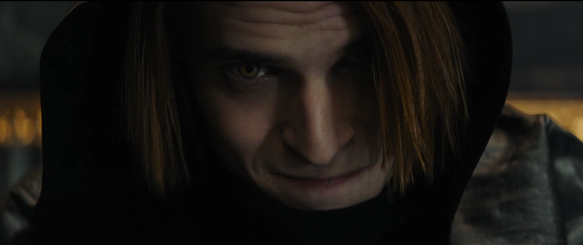 Разумовский разговаривает со своей тёмной стороной. Кадр из художественного фильма "Майор Грома: Чумной Доктор", 2021 год, режиссёр Олег Трофим. 