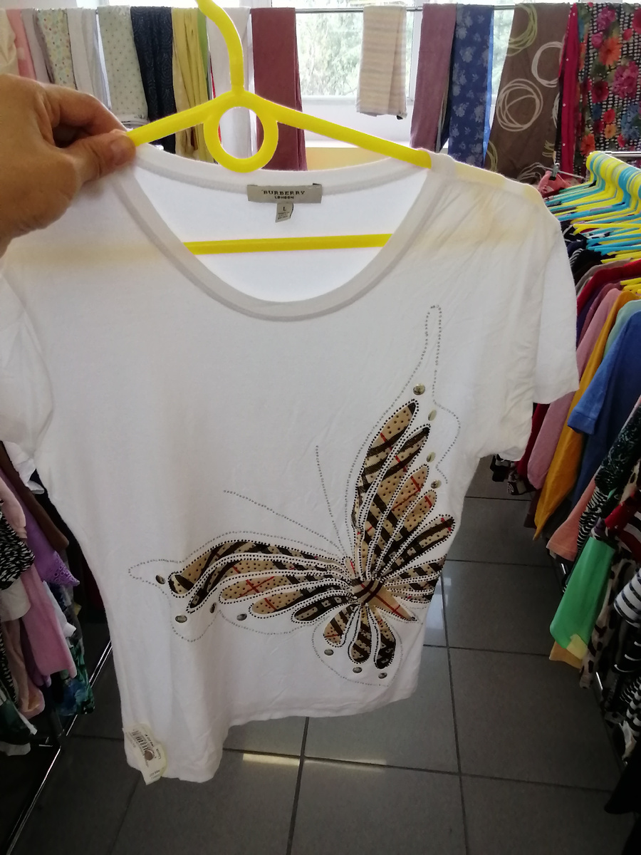 Футболка Burberry, на самом деле не возьмусь утверждать, что это именно этот бренд, а не подделка, даже сомневаюсь, что это именно Burberry,но она вполне приличная по-моему, цена со скидкой - 384 рубля. 