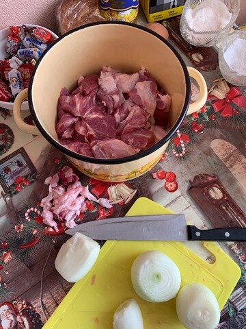 Нарезка мяса и лука