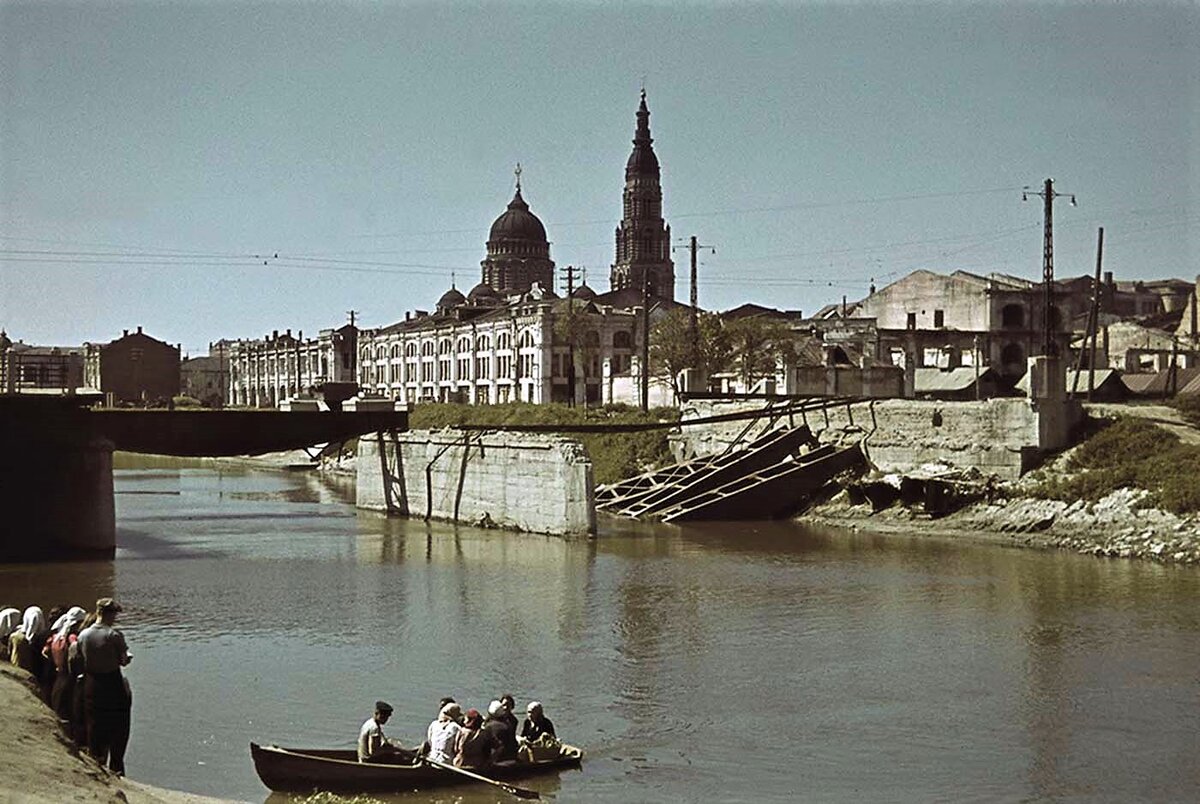 Взорванные мосты немцы не восстанавливали. Горожане ездили на лодках между кварталами Харькова