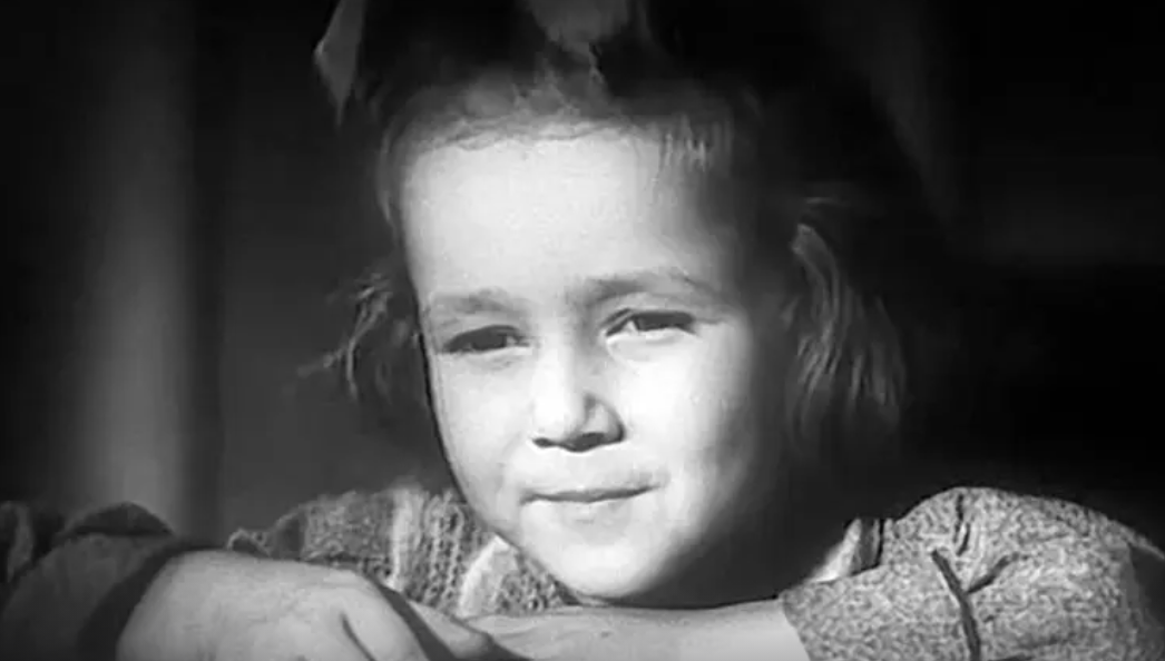 Кадр из фильма "Жила была девочка"