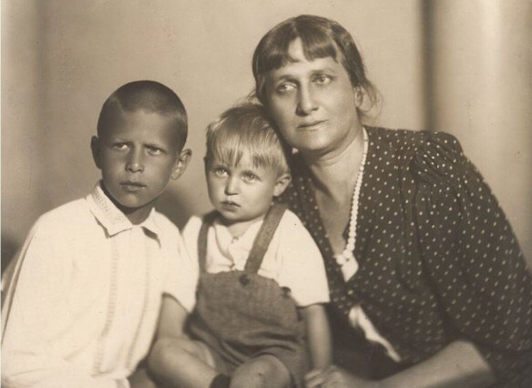 Анна Андреевна Ахматова с Валей и Вовой Смирновыми, 1940 год, Источник: kvartblog.ru