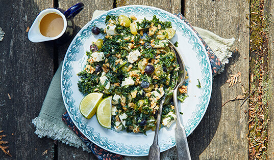 Салат с кейлом и виноградом