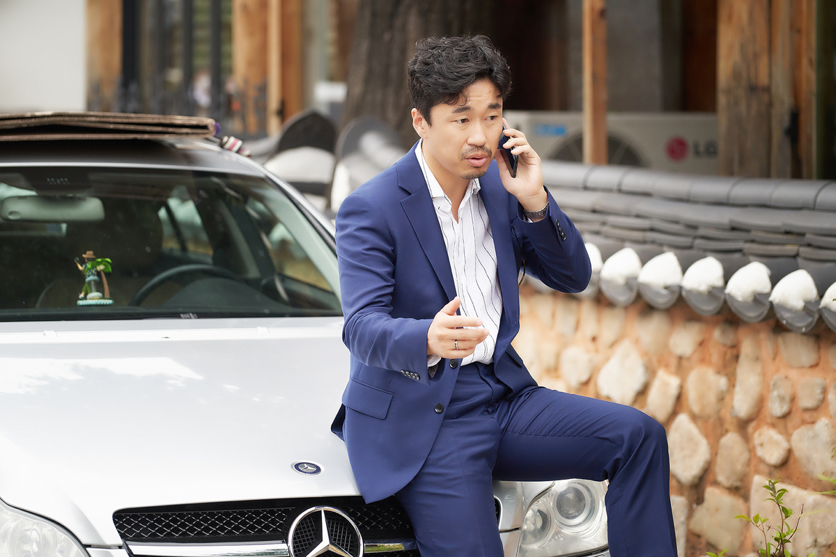 Но, как это обычно бывает в корейских дорамах, у Мин Су отличная машина и телефон едва ли не последней модели. Безжалостная и беспощадная корейская реклама, однако)