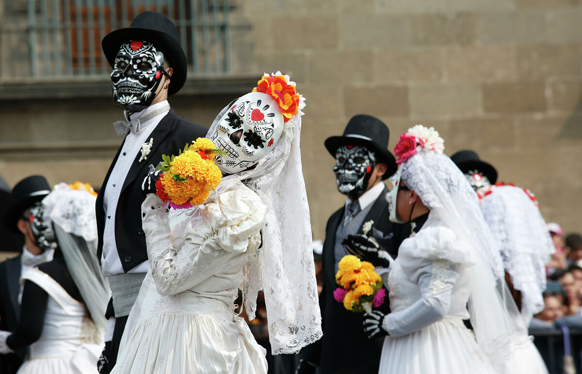 Парад в честь Дня всех мертвых в Мексике