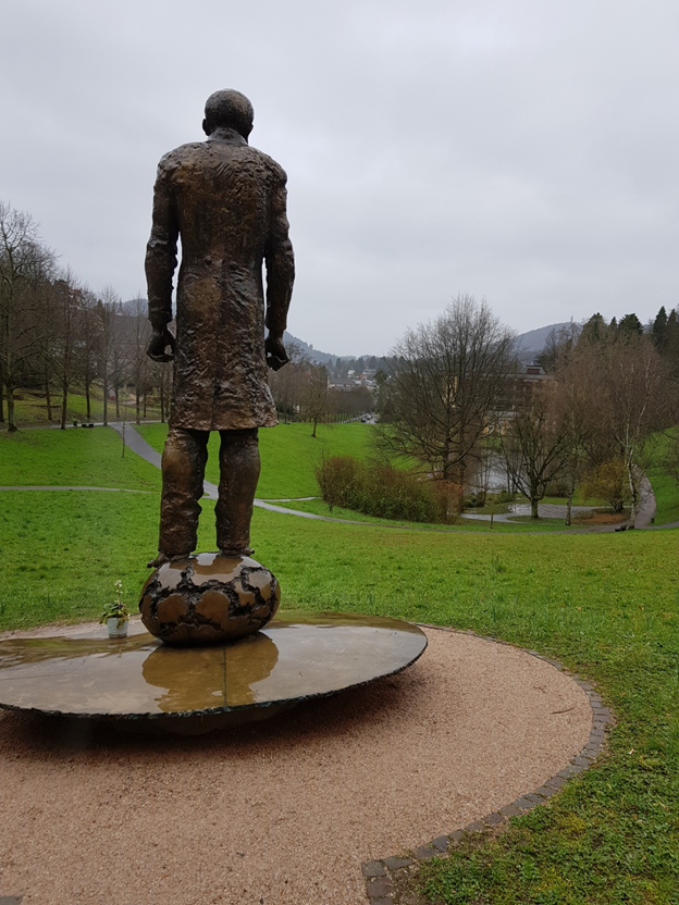                                            Царит над Шварцвальдом.