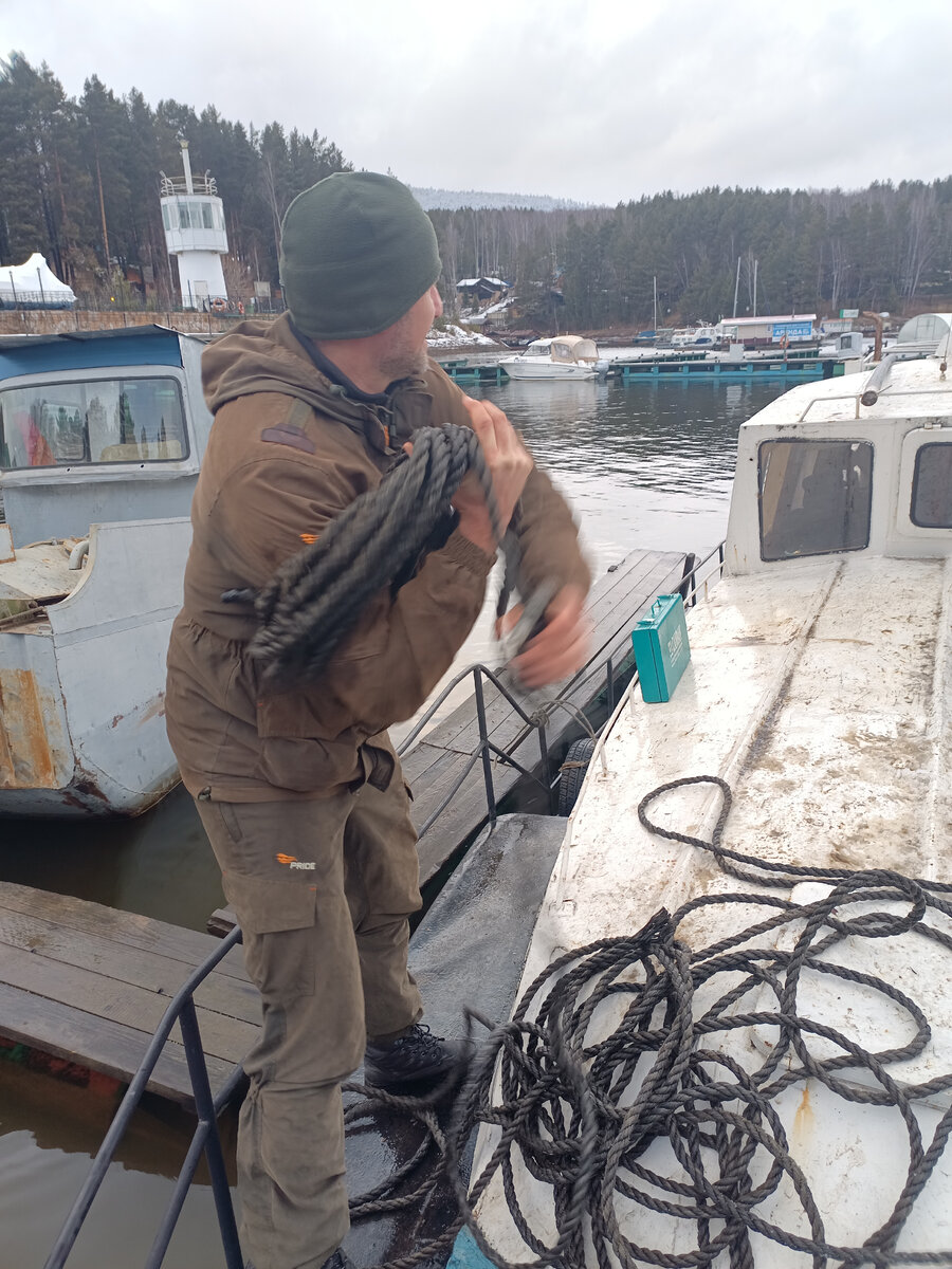 Василий сматывает канат