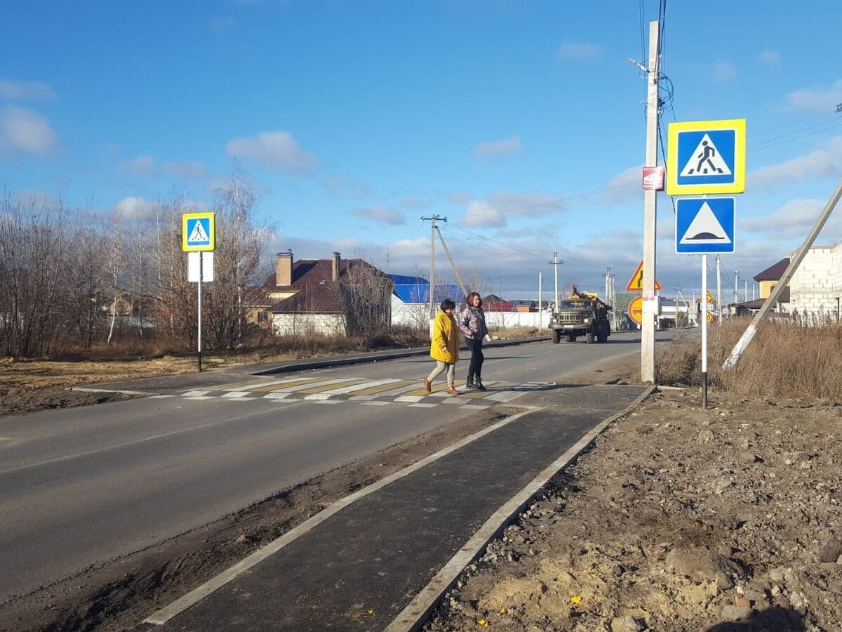 На самой опасной улице поселка Отрадное сделали «лежачих полицейских» и  тротуар | ОНФ в Воронежской области | Дзен