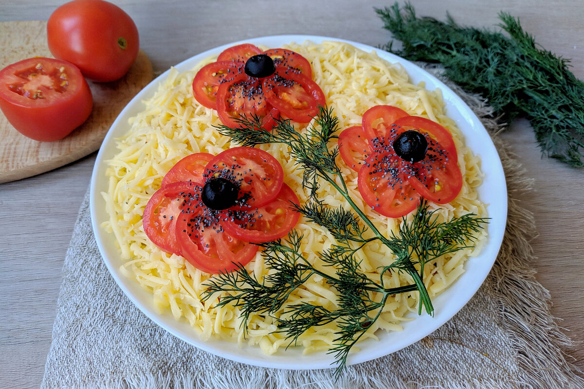 Салат маки с курицей и помидорами