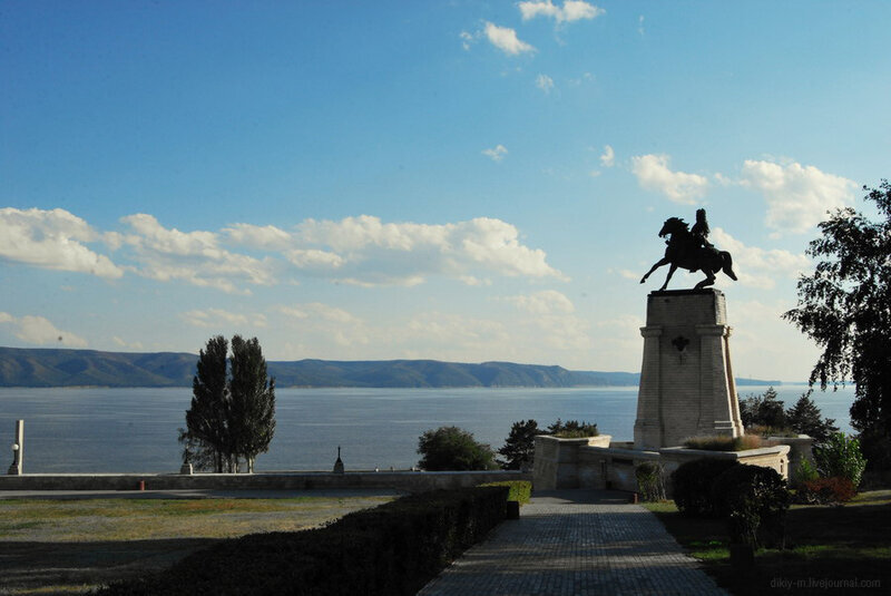 Памятник Татищеву на набережной Центрального района