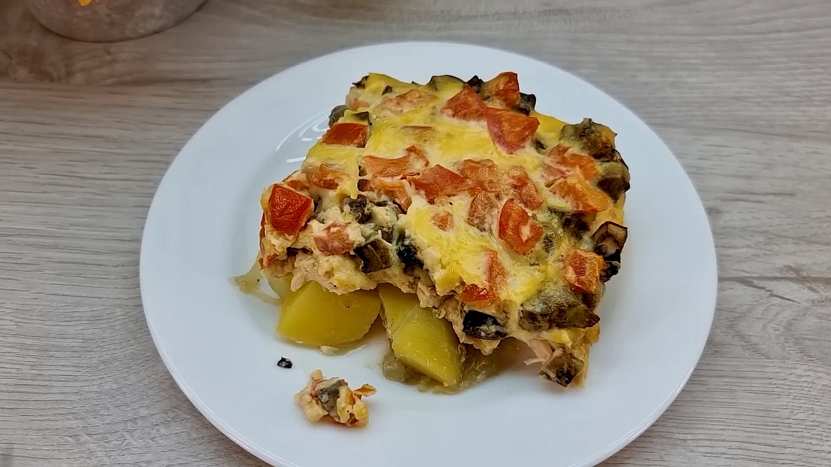 Картофельная запеканка с курицей и грибами и сыром в духовке