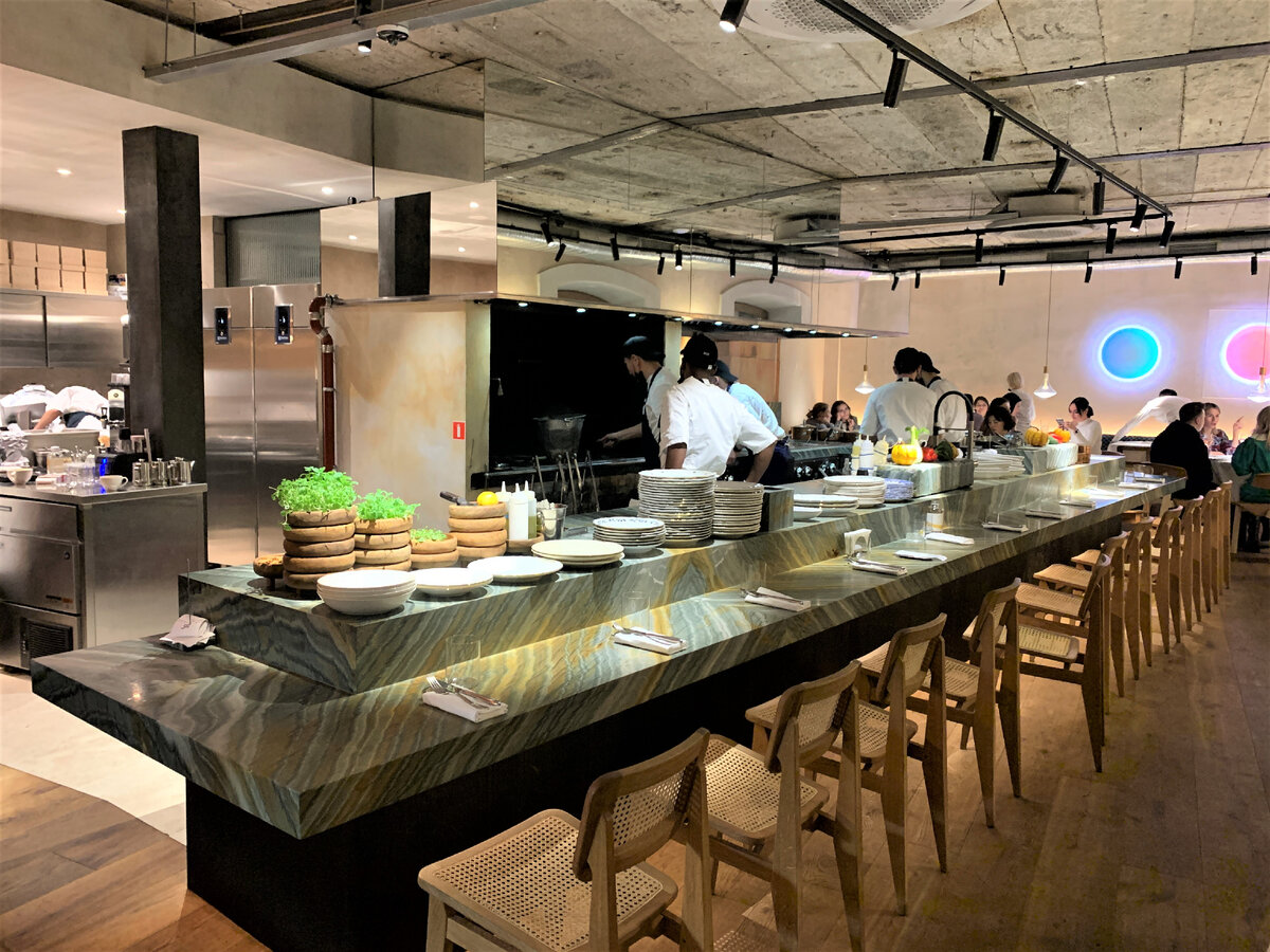 Общий стол у открытой кухни, фото делал уже перед уходом в 23 часа, когда гости разошлись