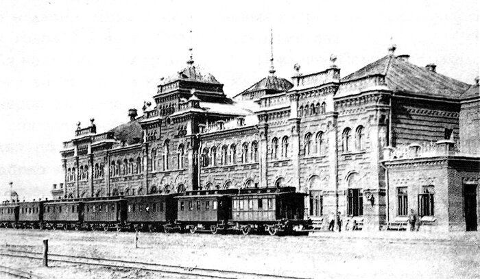 Пассажирский поезд у вокзала г. Казань, конец XIX века. Фото из открытых источников. 