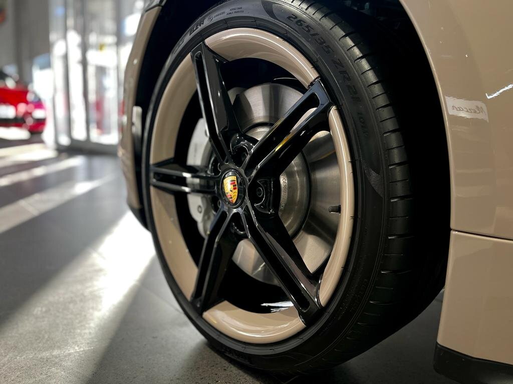 Колесо Porsche Taycan с диском Mission E Design в Порше Центр Ленинский