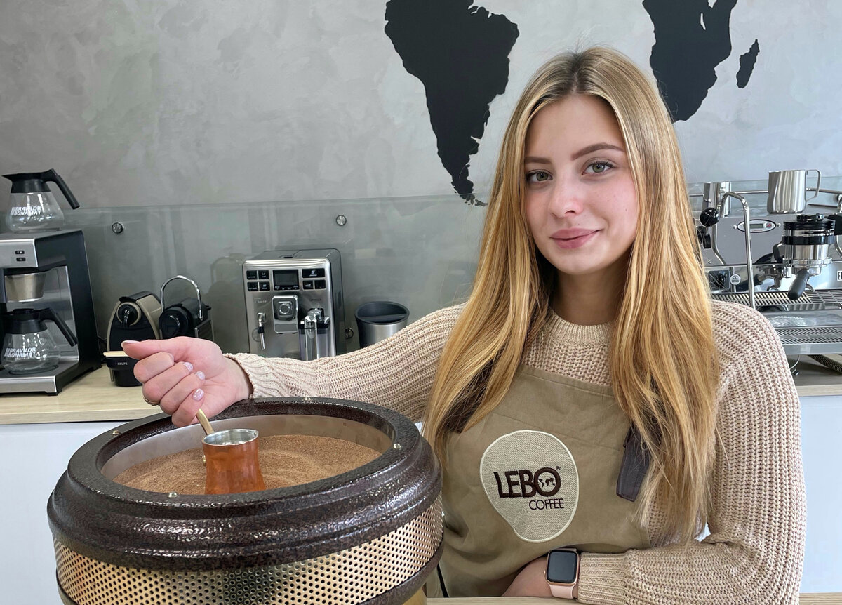 Бариста компании LEBO Coffee Александра за приготовлением кофе на песке. 