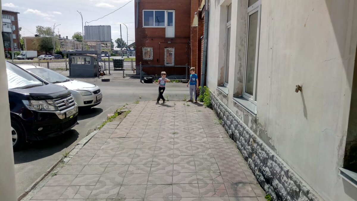 Попросила же мужа пофотографировать детей на шиномонтажке. Ну, он и пофотографировал. Как смог, так и вот. Зато тут проспект Кузнецкий виден слева