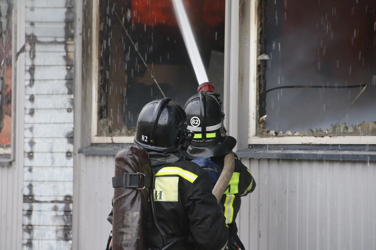 Примерно так выглядит тушение пожара в квартире на первом этаже.
