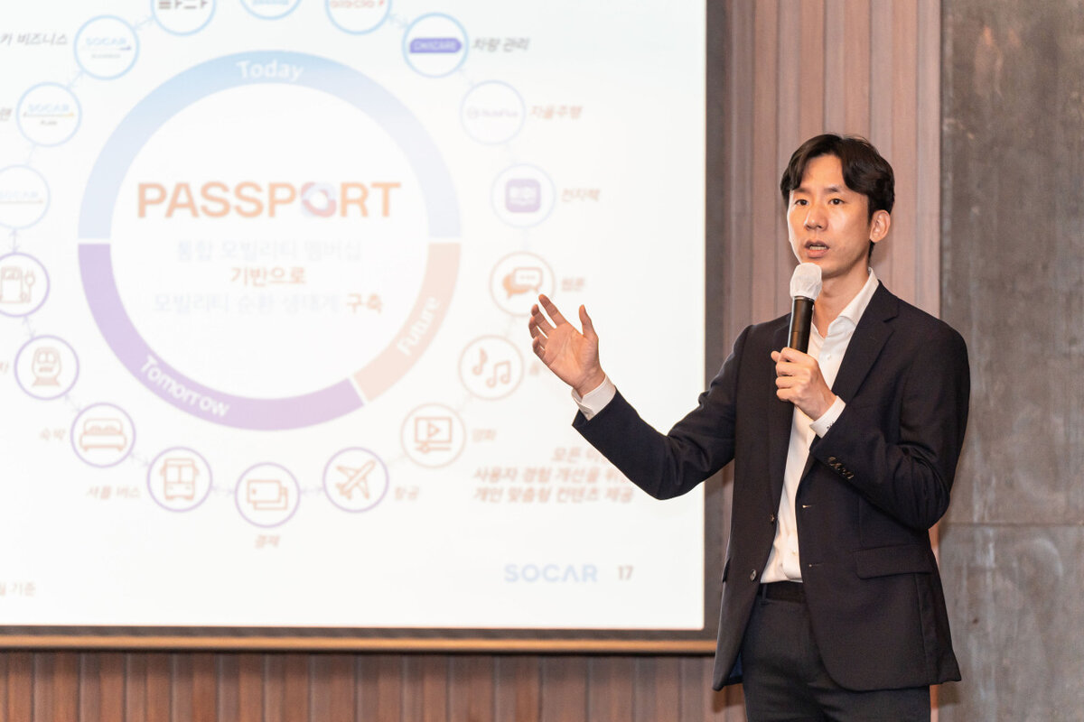 Генеральный директор SoCar, Пак Чэ Ук, выступает на пресс-конференции в Conrad Seoul в Ёыидо, Сеул (SoCar)