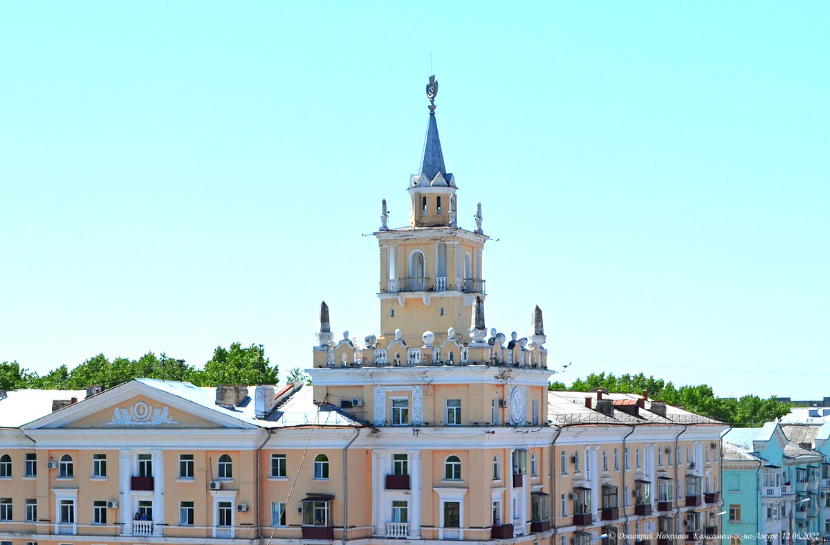 Башня «Дома со шпилем» на площади Ленина в Комсомольске-на-Амуре