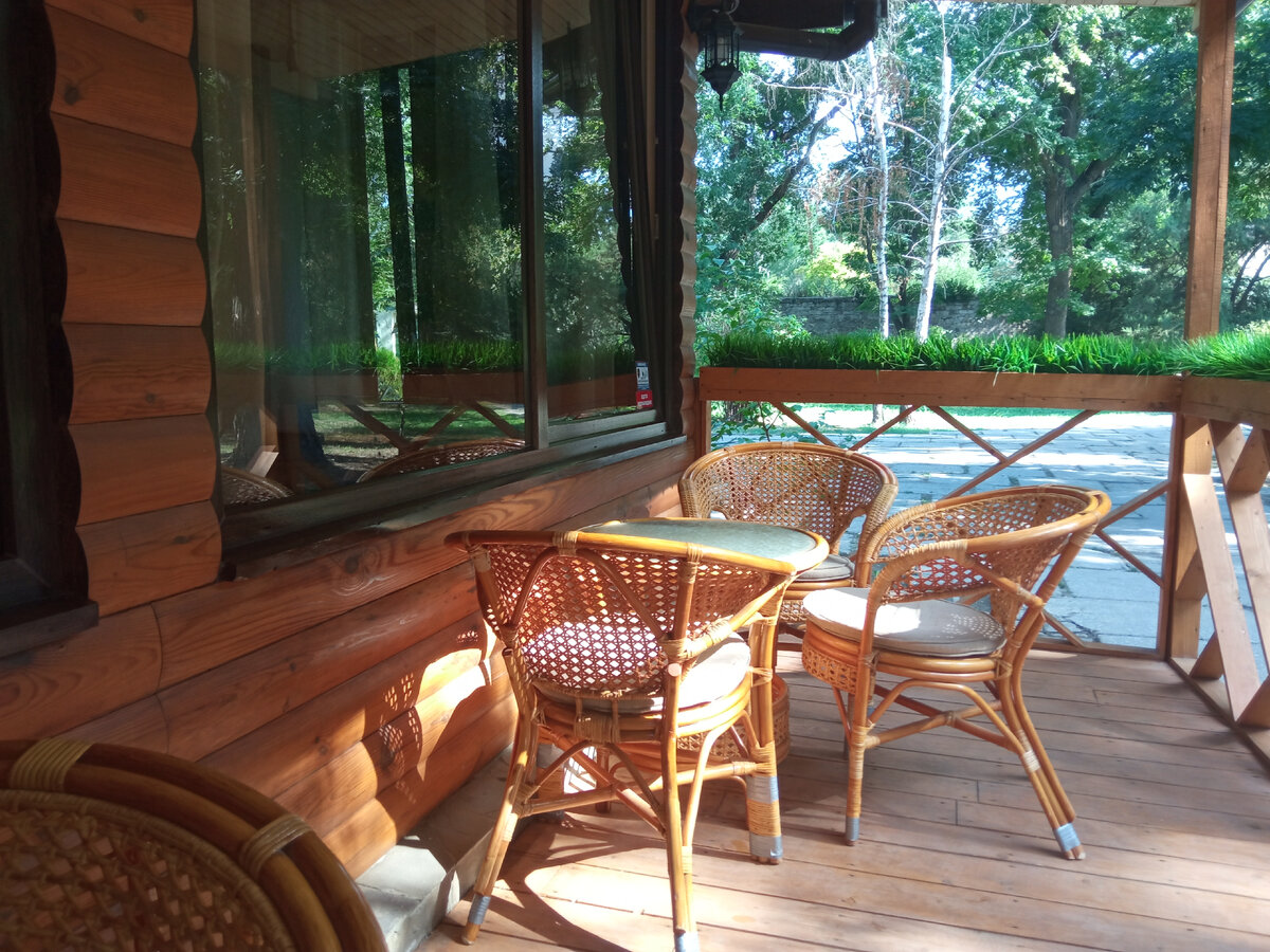 Уютная веранда, где можно спрятаться от летнего зноя... 