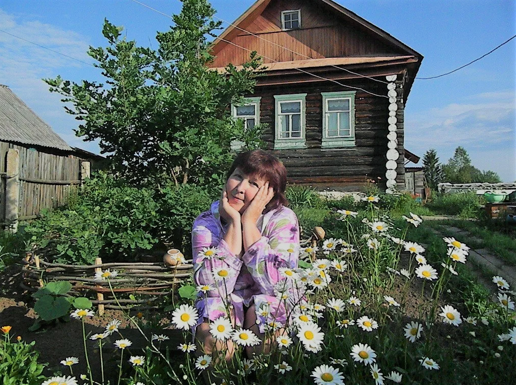 Дом у дороги деревенская жизнь последнее. Мама в деревне. Женщина в деревенском доме. Домик в деревне люди. Домик в деревне и женщина.