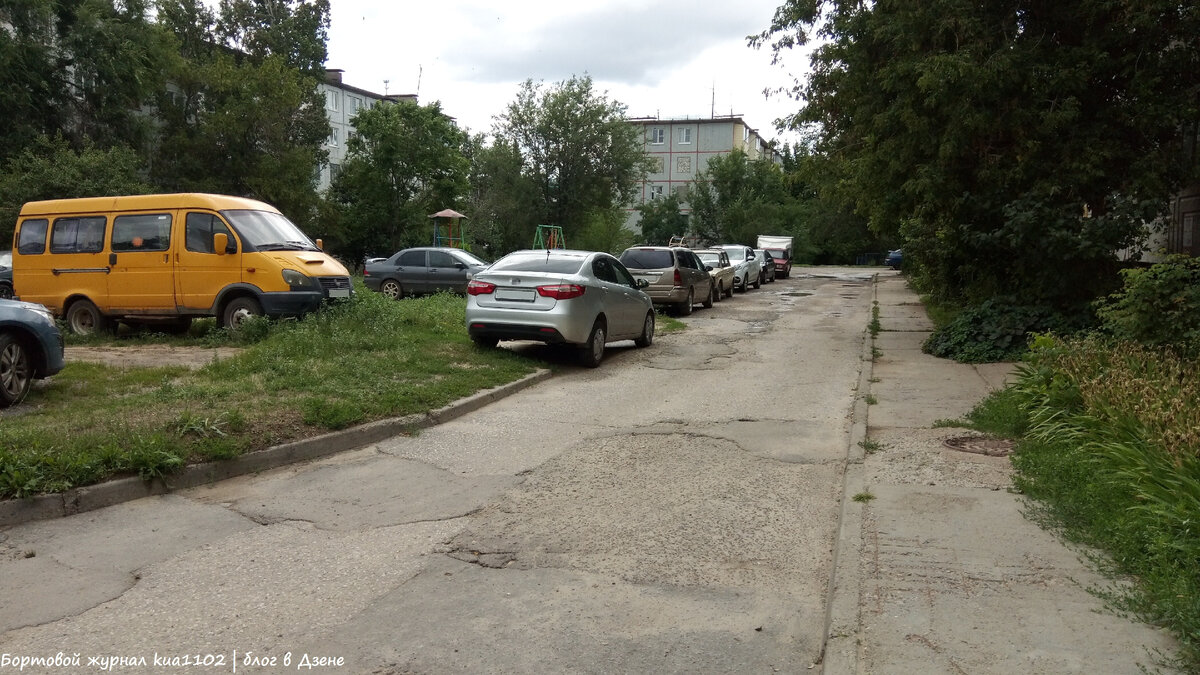 Придомовая площадка одного из домов 5-го микрорайона города. Автор фотографии kua1102