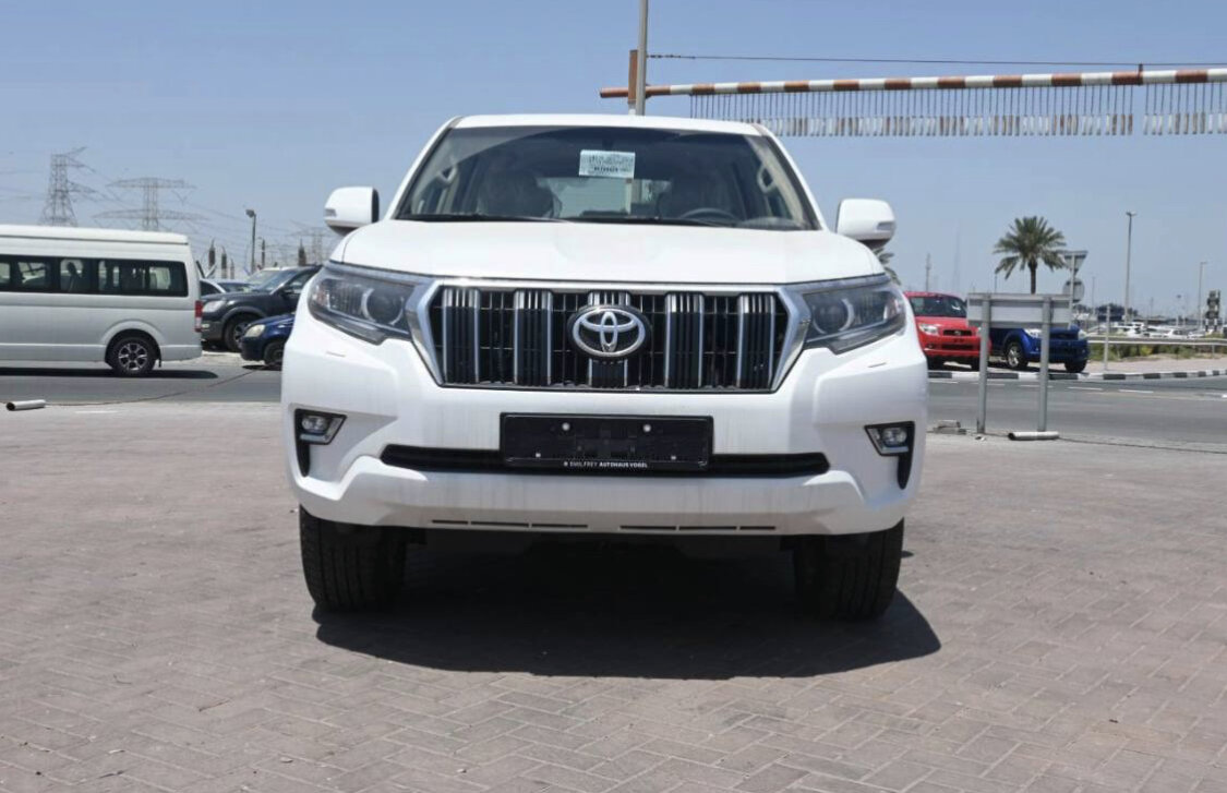 Toyota Prado 2.8 l дизель , или 2.7 л бензин. Снимок сделан в шоу рум Дубай.