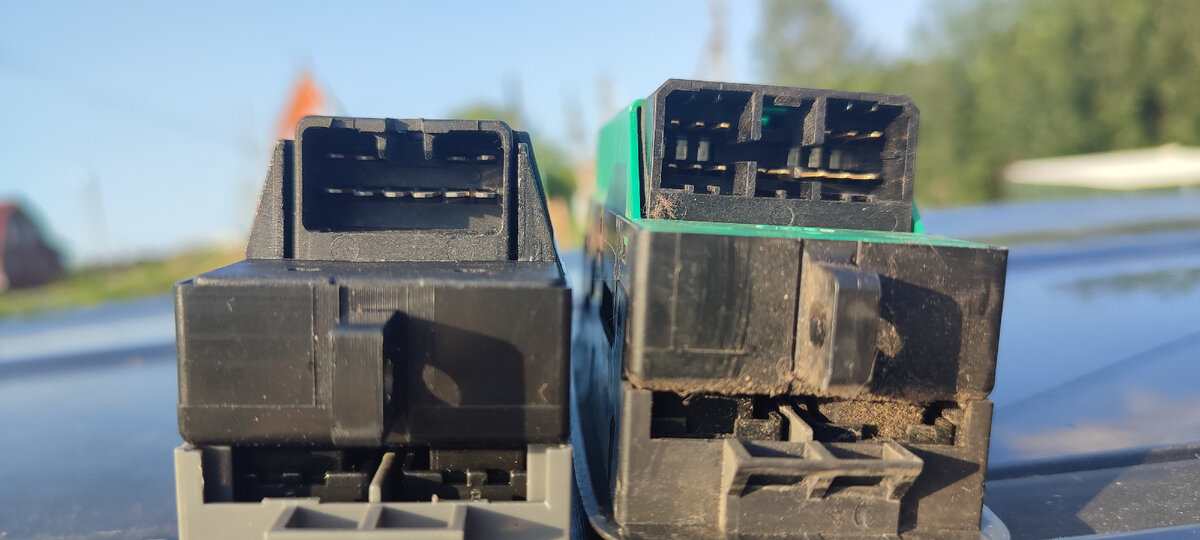 Тот что с зелёным, - это родной, а рядом тот что мне прислали с завода. 