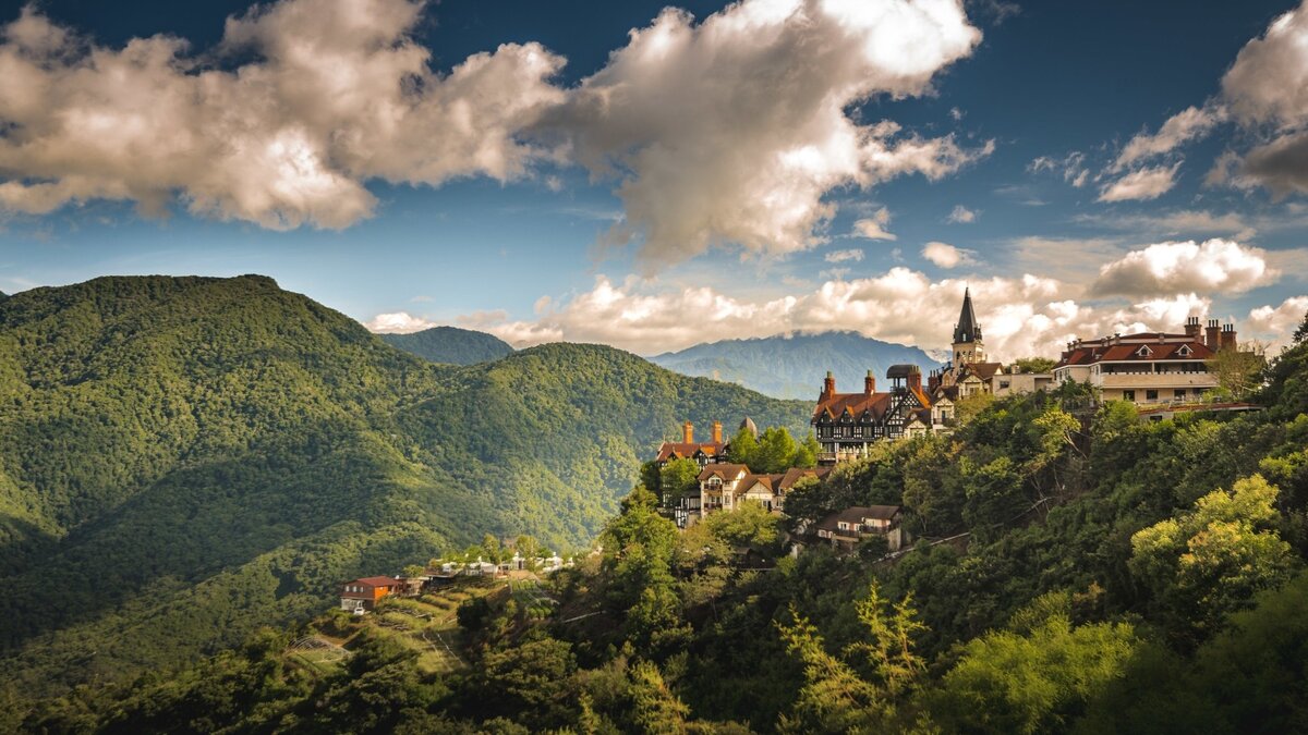     Это благотворительная акция, которая проводится как пилотный проект для развития внутреннего туризма России и оказания помощи детям, оказавшихся без попечения родителей. Маленькие граждане увидят Россию своими глазами