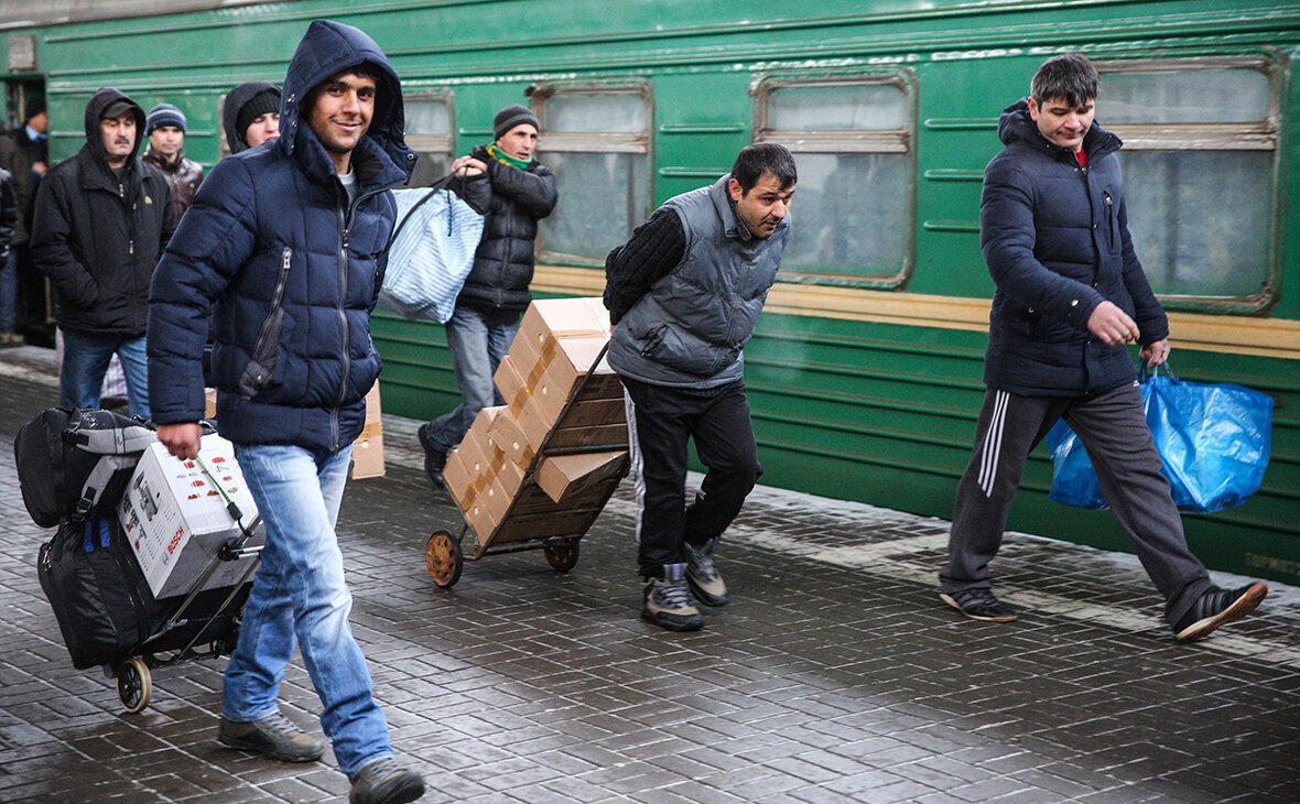 Таджикистан приехал в москву. Таджикские гастарбайтеры в России. Таджики едут в Россию. Трудовые мигранты. Мигранты гастарбайтеры.