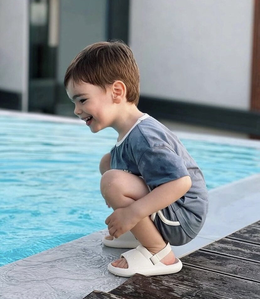 Взяли с собой 2 чемодана одежды. Малыш Ваган Петросян с мамой и папой отдыхает