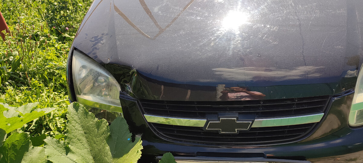 Сквозная вмятина на капоте, плюс перекосило весь передний бампер