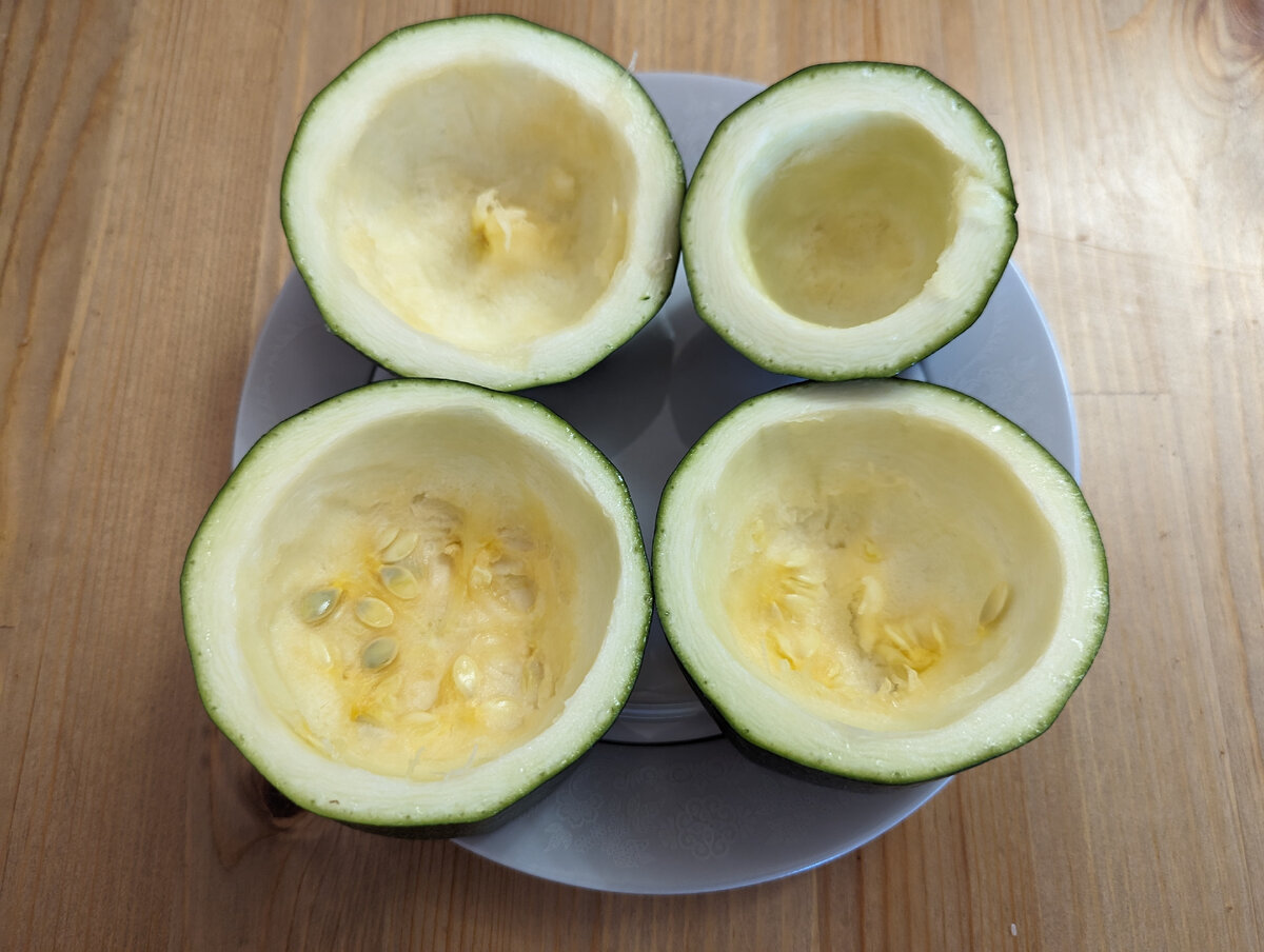 Вырезаем мякоть ложкой и делаем такие «лодочки»