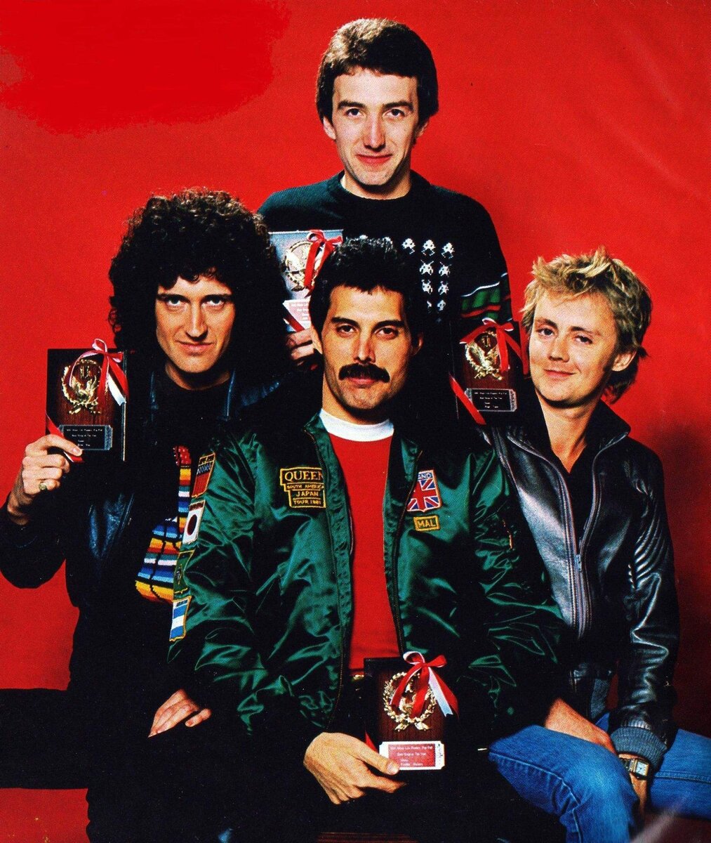 Группа Queen с наградами